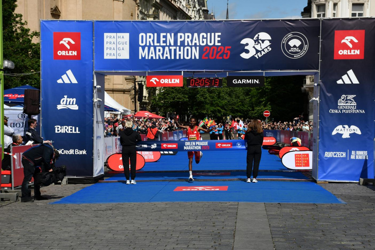 Etiopan Berhanu při maratonu prolétl Prahou rychlostí 336,929 metrů za minutu ! Zajímavost: Počtem běžců obrazně Prahou o víkendu pobíhal Český Krumlov Etiopan Berhanu při maratonu prolétl Prahou rychlostí 336,929 metrů za minutu ! Zajímavost: Počtem běžců obrazně Prahou o víkendu pobíhal Český Krumlov