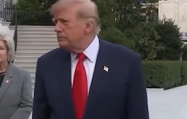 „Vytváří problémy celému světu,“ kritizoval Trump Zelenského