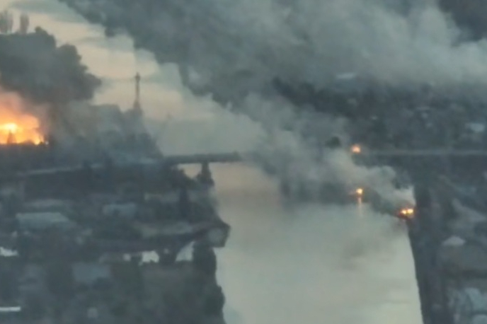 Ruské údery na životně důležitou zásobovací trasu v Chersonu pokračují