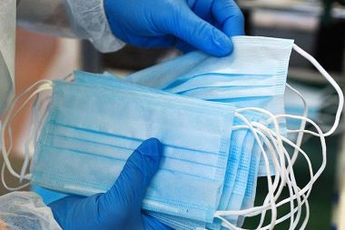 Vědci zjistili, jak účinně masky chrání před COVID-19