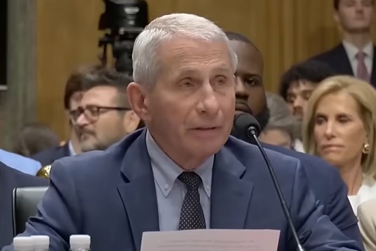 Dr. Fauci zahnán do kouta: Odhalen podvod s vakcínou proti covidu