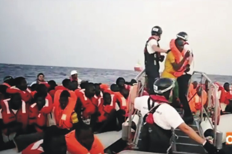 Stovky migrantů přistáli na Lampeduse během několika hodin