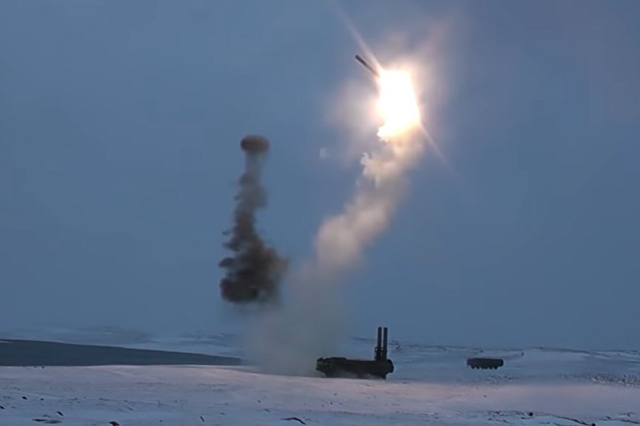 Rusko mění taktiku raketových úderů a Zelenskij kritizoval USA