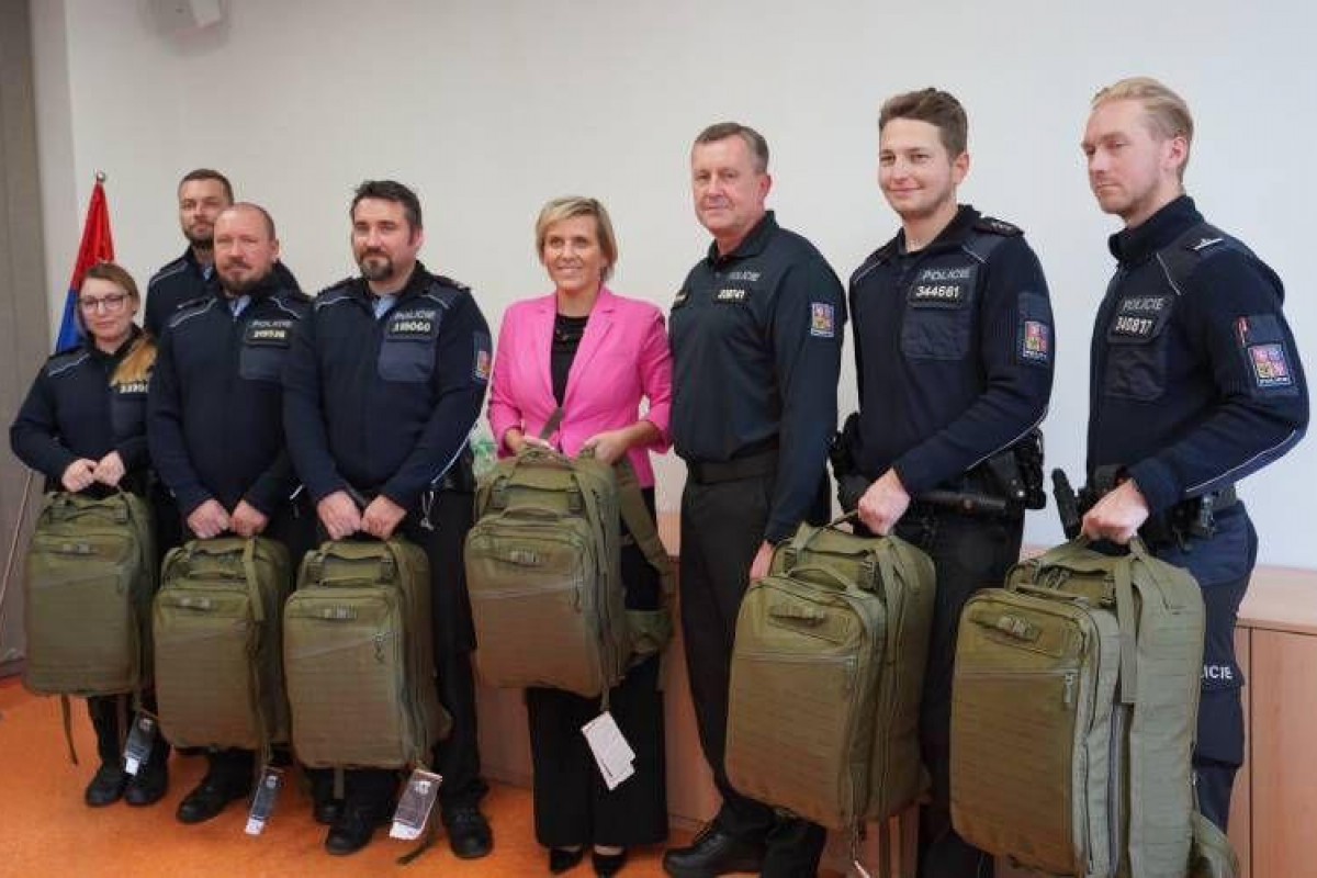 Kraj daroval policistům záchranářské batohy Kraj daroval policistům záchranářské batohy