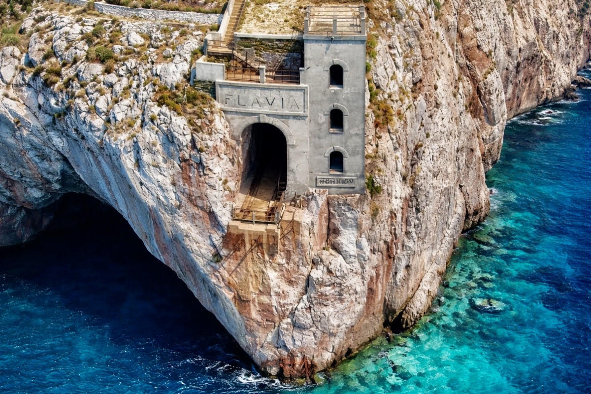 Porto Flavia: přístav vytesaný do skály, který změnil Sardinii