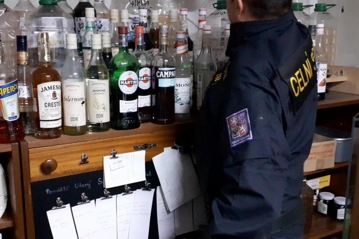 Celníci odhalili nelegální výrobu alkoholu v barech Celníci odhalili nelegální výrobu alkoholu v barech