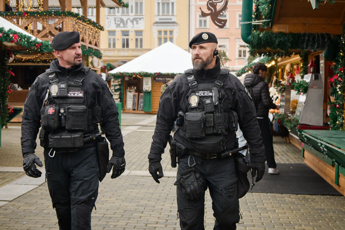 České Budějovice: Městská policie posílila dohled na vánočních trzích