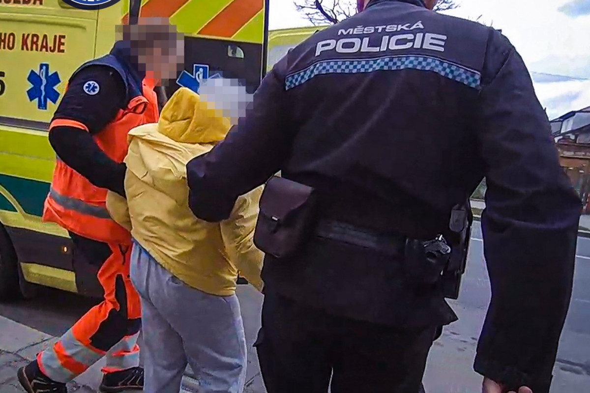 Plzeň: Seniorka v potížích, strážníci přivolali pomoc Plzeň: Seniorka v potížích, strážníci přivolali pomoc