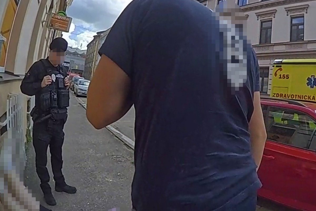 Ženu přemohly zdravotní potíže na ulici, pomohli jí strážníci