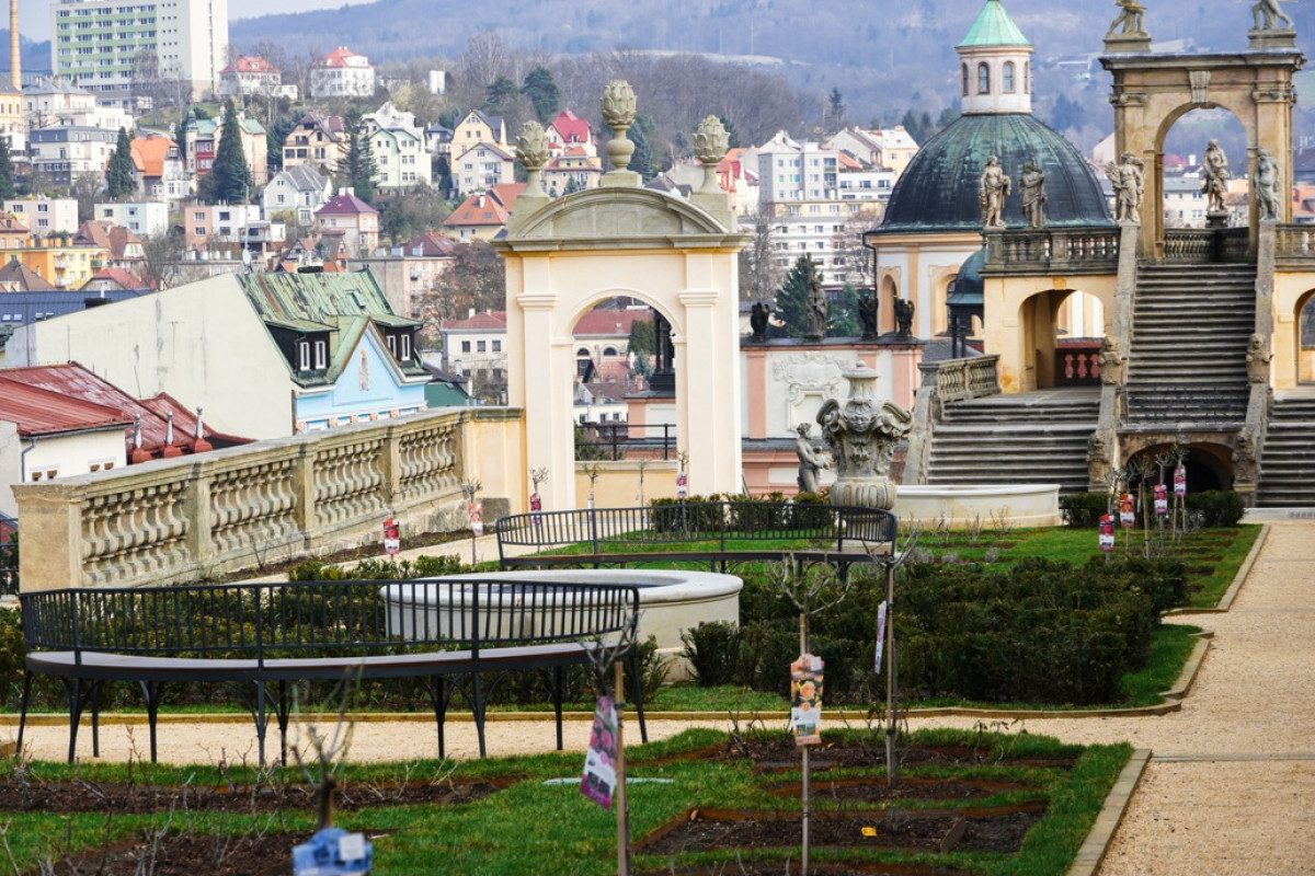 Růžová zahrada děčínského zámku je opět přístupná