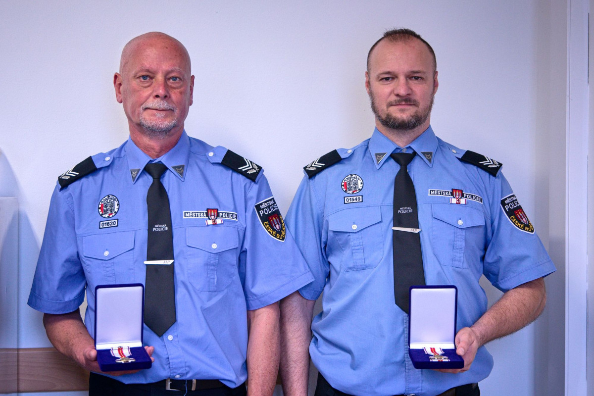 České Budějovice: Městští strážníci získali ocenění za záchranu života České Budějovice: Městští strážníci získali ocenění za záchranu života