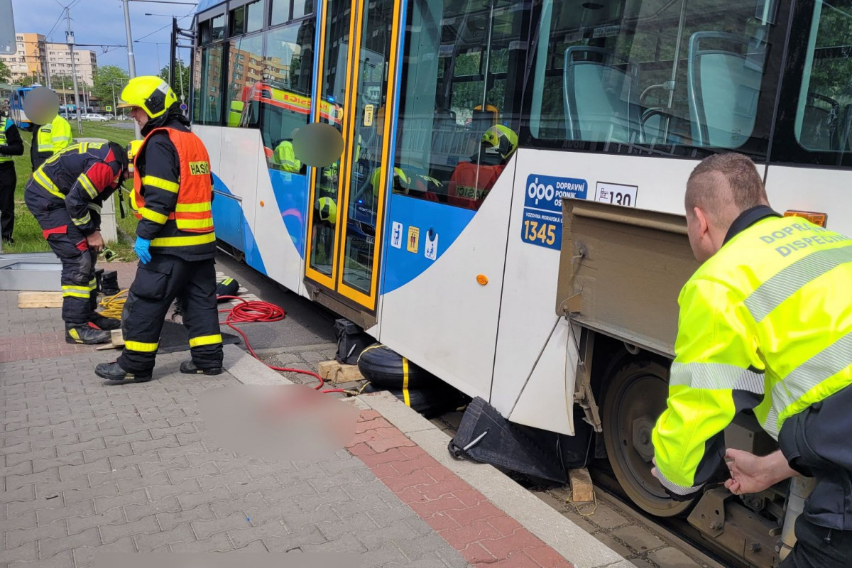 Střet tramvaje se ženou zastavil provoz v Ostravě