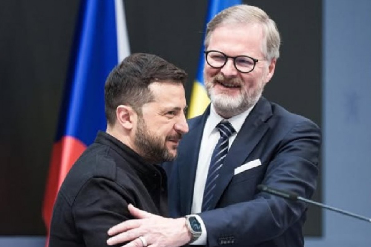 Pracují pro Fialu zahaniční agenti? Podivné účty to naznačují