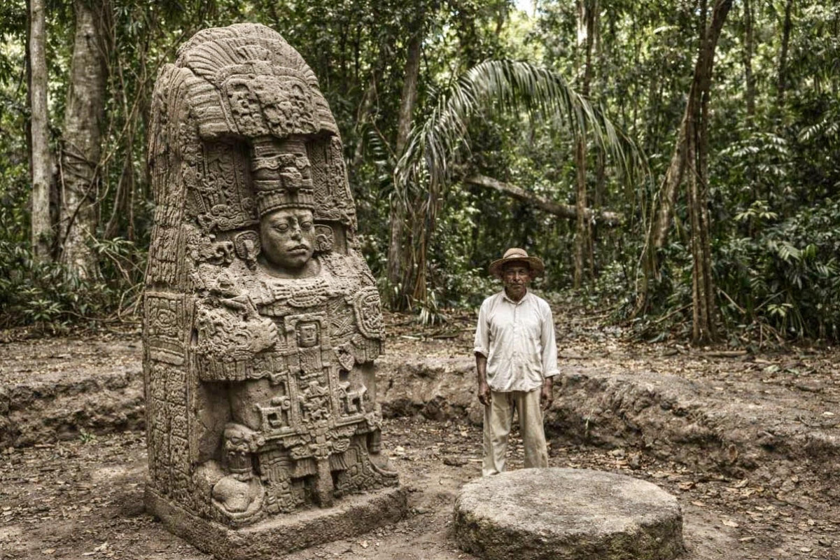 Mayské stély: kamenné „billboardy“ božských králů Mayské stély: kamenné „billboardy“ božských králů