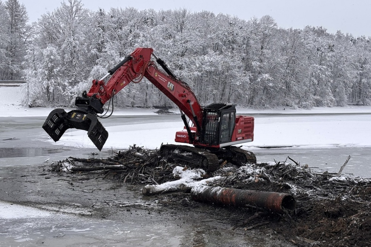 Těrlicko: Probíhá odstranění dřevní hmoty naplavené při povodni 2024