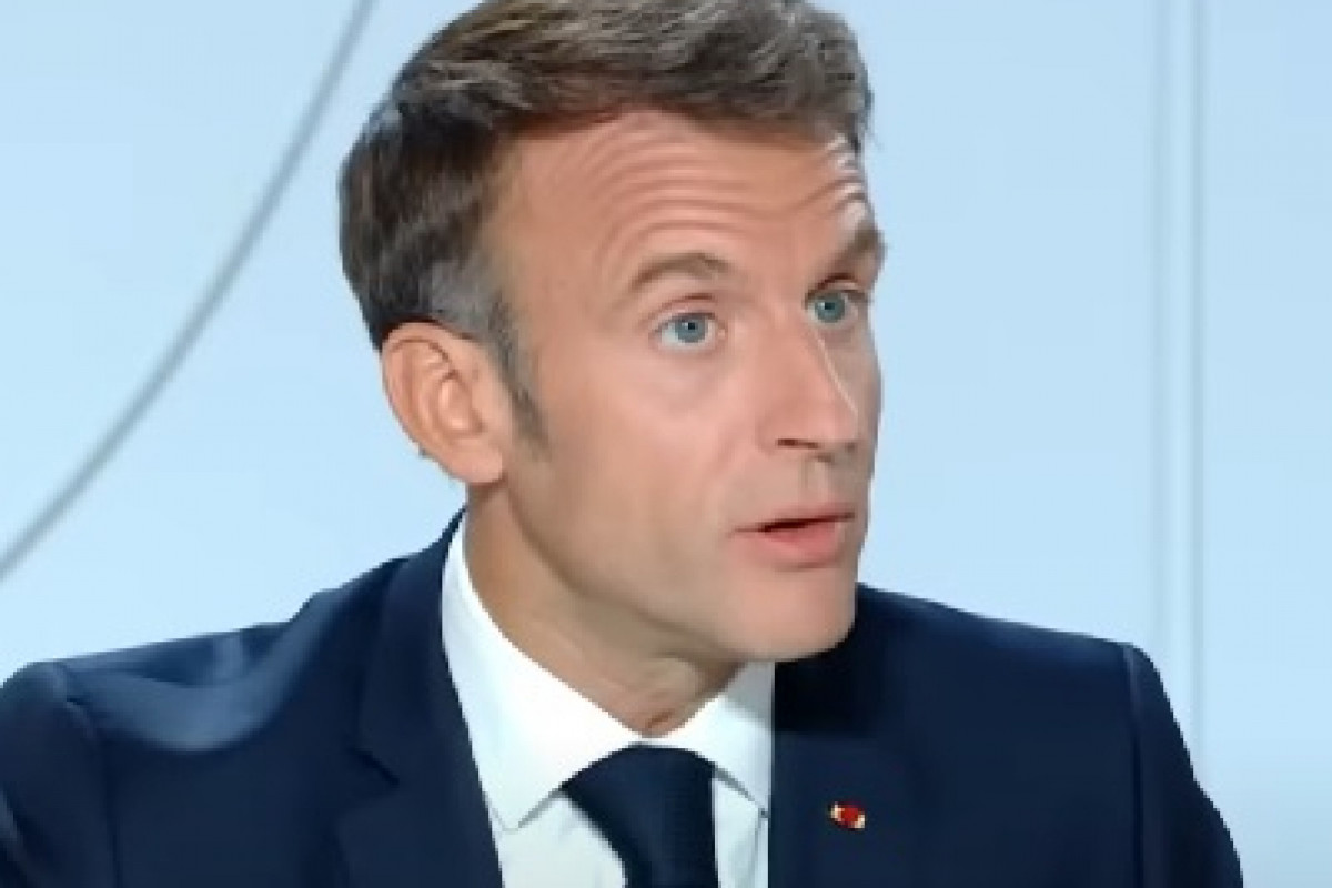Macron v pasti francouzské ústavy. Jak dlouho může krize trvat?