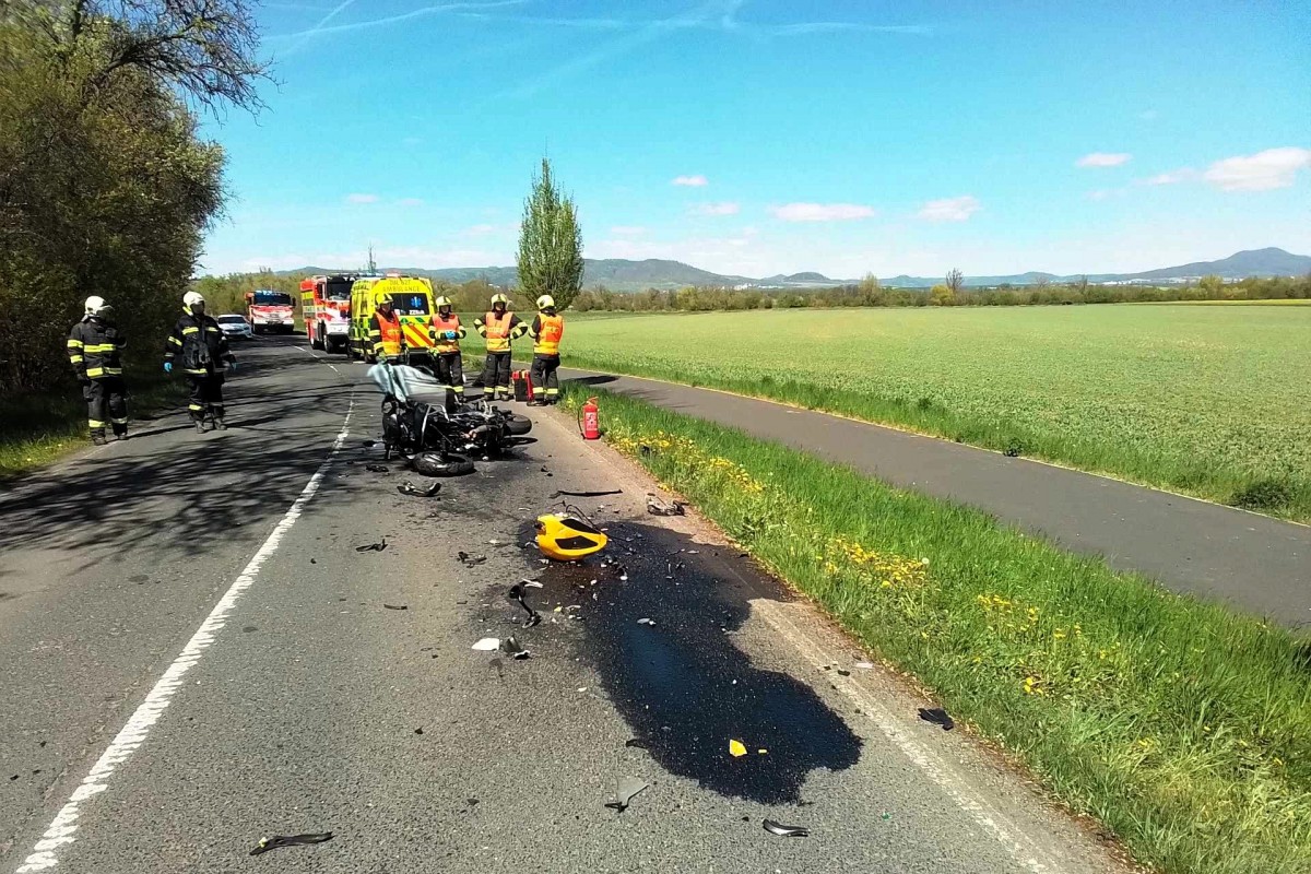 Dopravní nehoda dvou motorek v Hrdlech na Litoměřicku