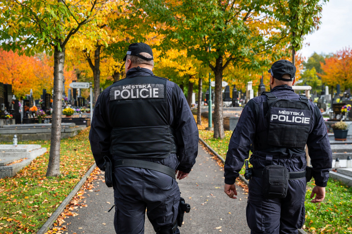 Městská policie i letos posílí dohled u hřbitovů během Dušiček
