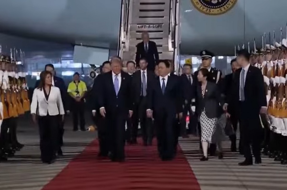 Trump v Pekingu. Červený koberec pro tvrdý obchod století