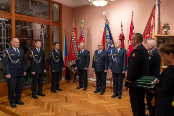 Desítky hasičů v Hasičském muzeu Ostrava převzaly medaili za svou službu