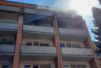 Hasiči museli evakuovat 27 osob při požáru bytu ve Frenštátu