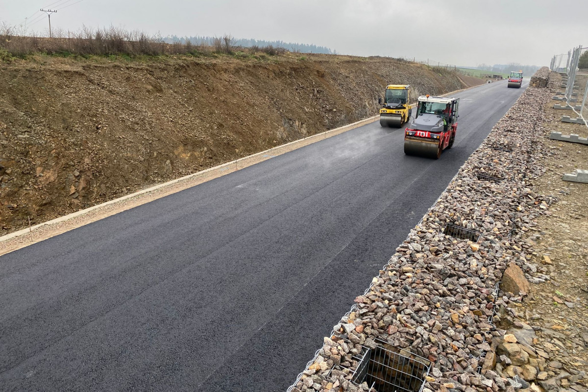 Opravy silnic poškozených stavbou D35 pokračují