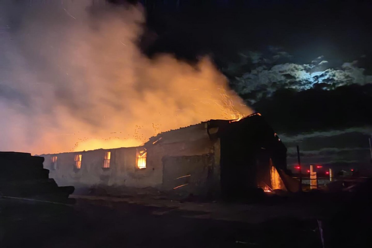 Požár kravína zaměstnal hasiče, vyhlášen byl druhý stupeň poplachu