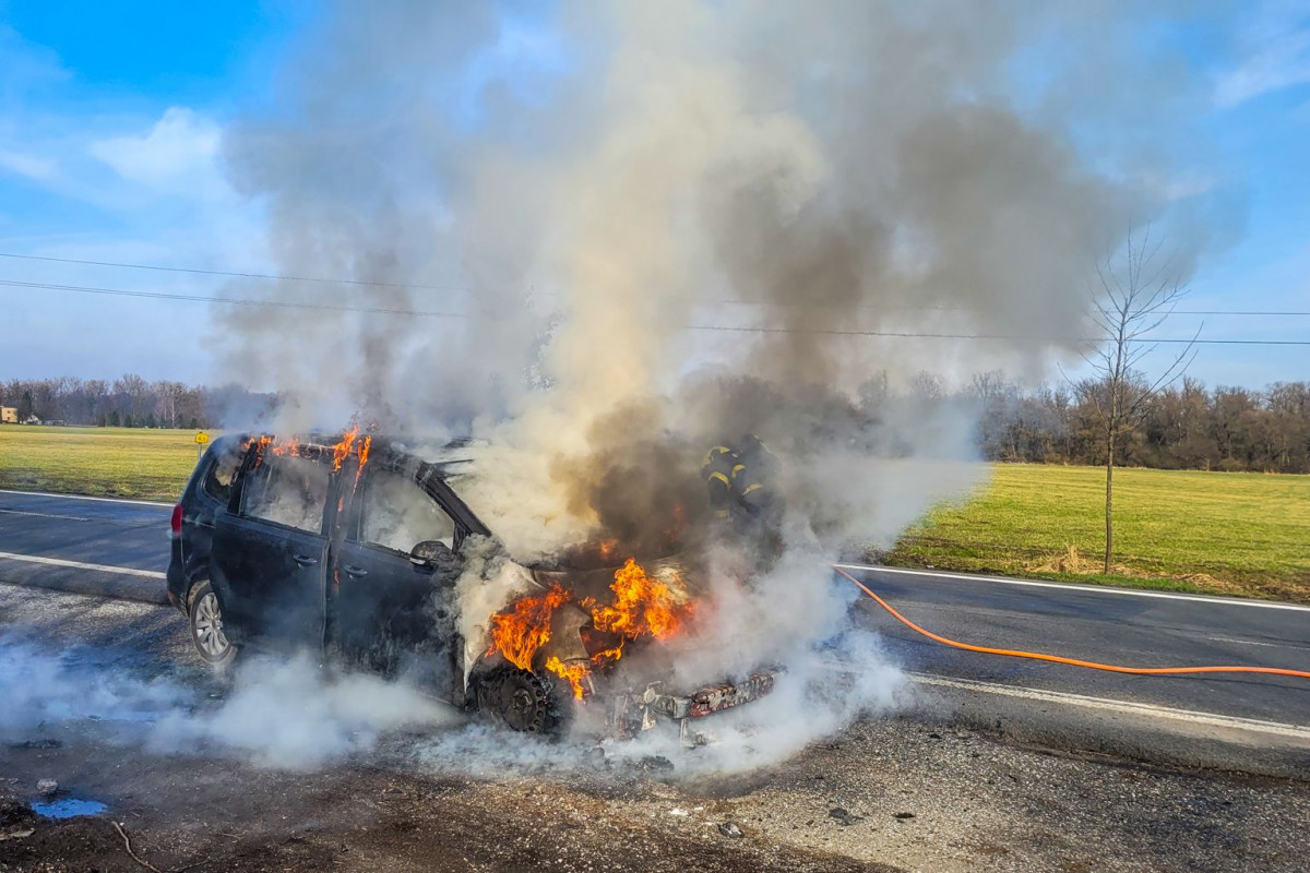 Požár osobního automobilu způsobil škodu za stovky tisíc korun