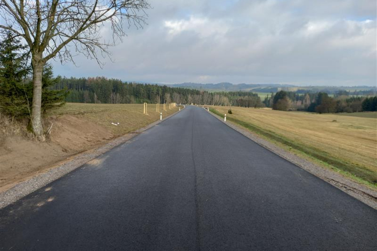 Po silnici mezi Petrovicemi a Hlinným na Novoměstsku už jezdí řidiči Po silnici mezi Petrovicemi a Hlinným na Novoměstsku už jezdí řidiči