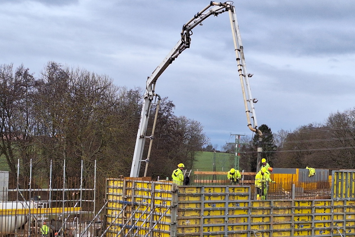 Práce na stavbě Pražského okruhu provází značně podmáčený terén