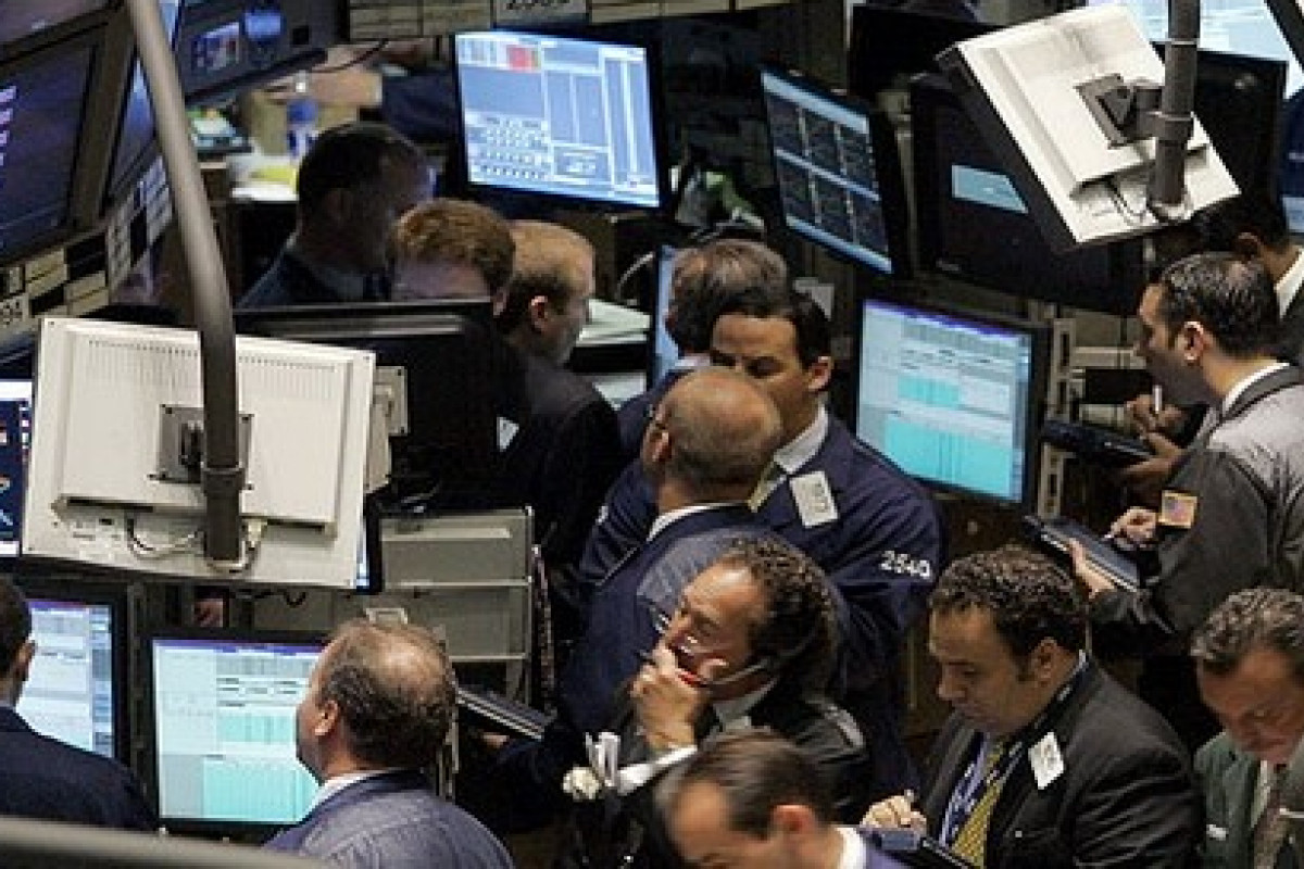 Týden na akciových trzích: Výraznější ztráty na konci týdne