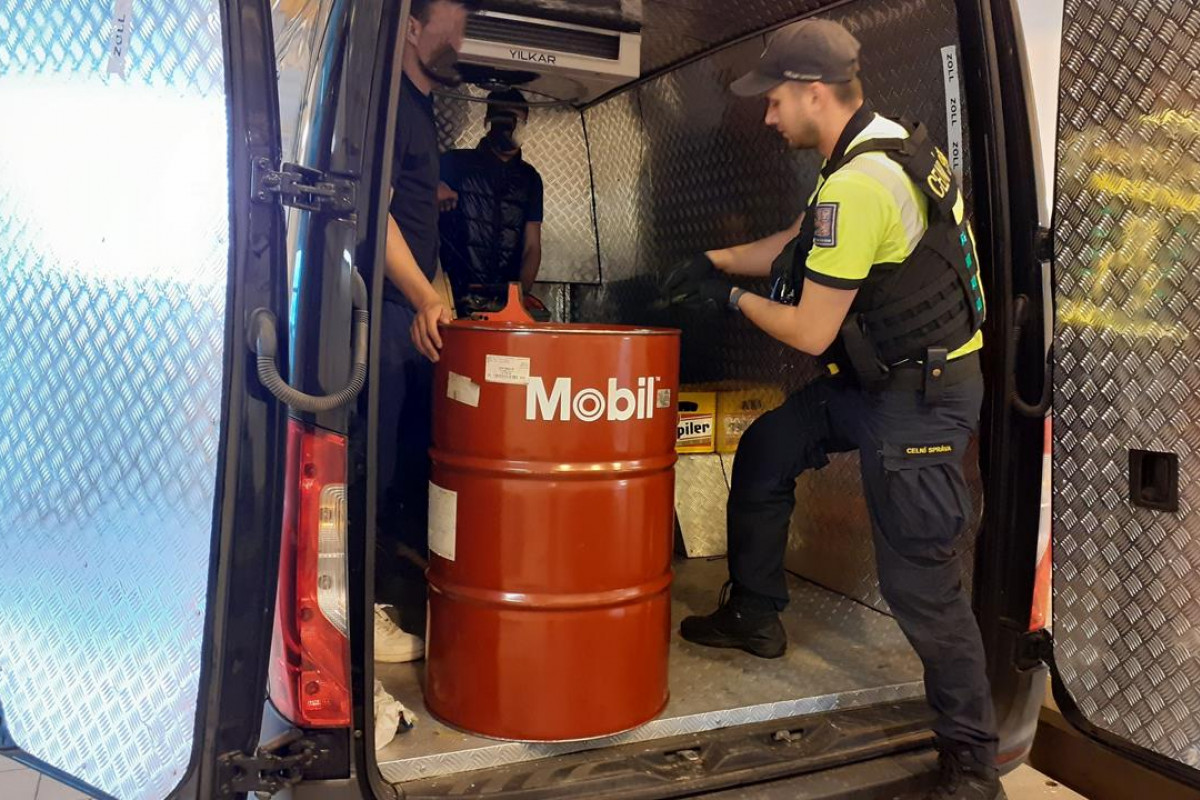 Jihomoravští celníci zmařili nelegální převoz alkoholu a nafty