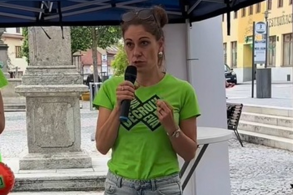 Zelená pirátka v barvách ODS. Seznamte se, ministryně Decroix