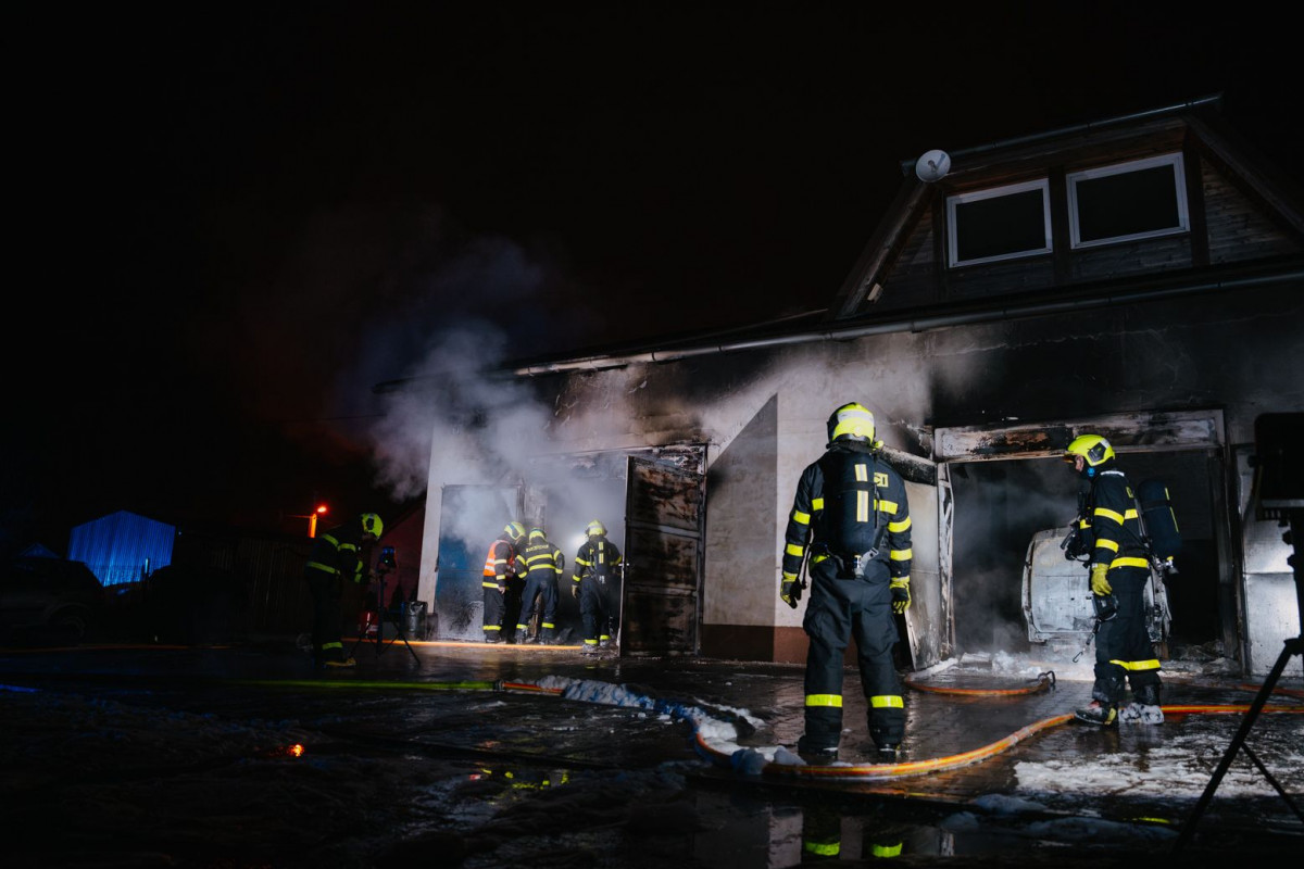 Požár autoservisu způsobil škodu za miliony