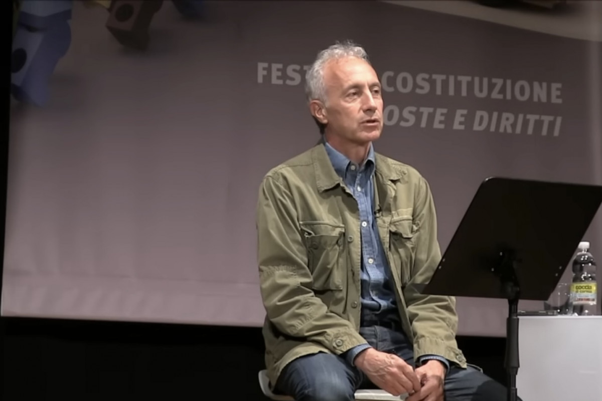 „Šílenci na svobodě": Travaglio varuje před šílenstvím světových lídrů