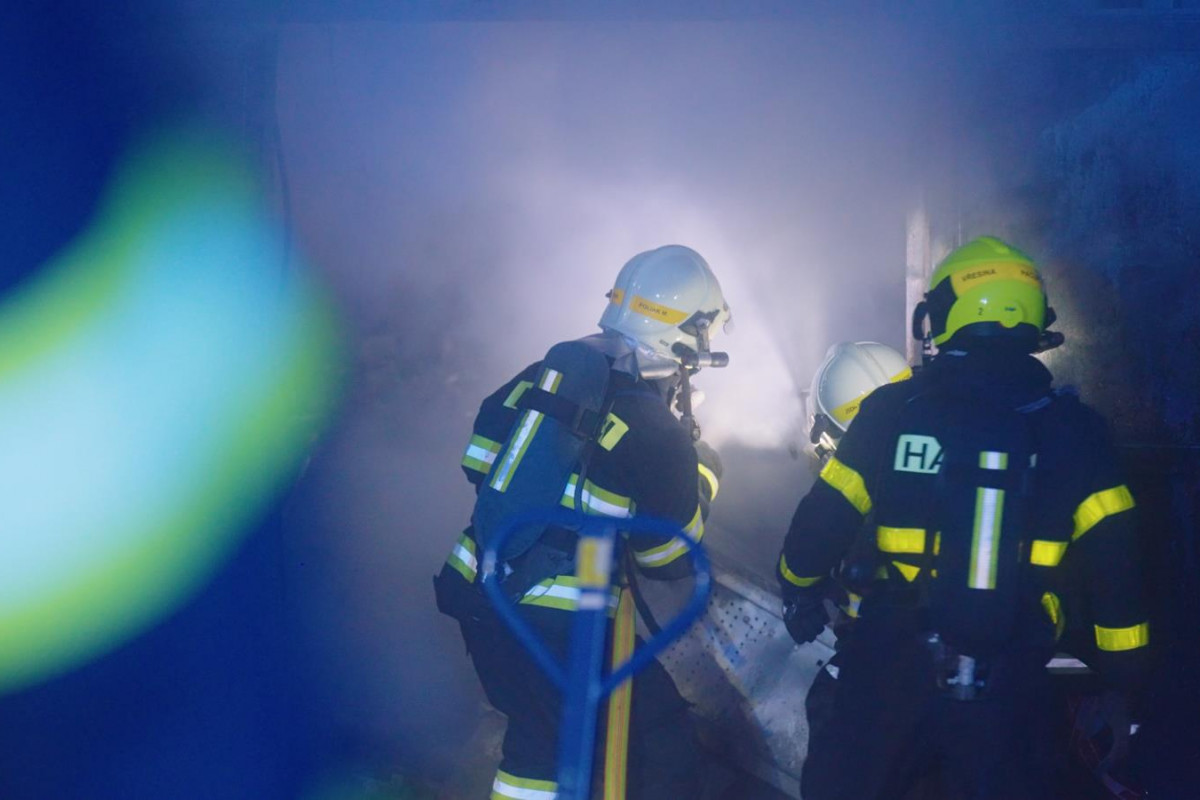 Při požáru neobydleného objektu zachránili hasiči muže