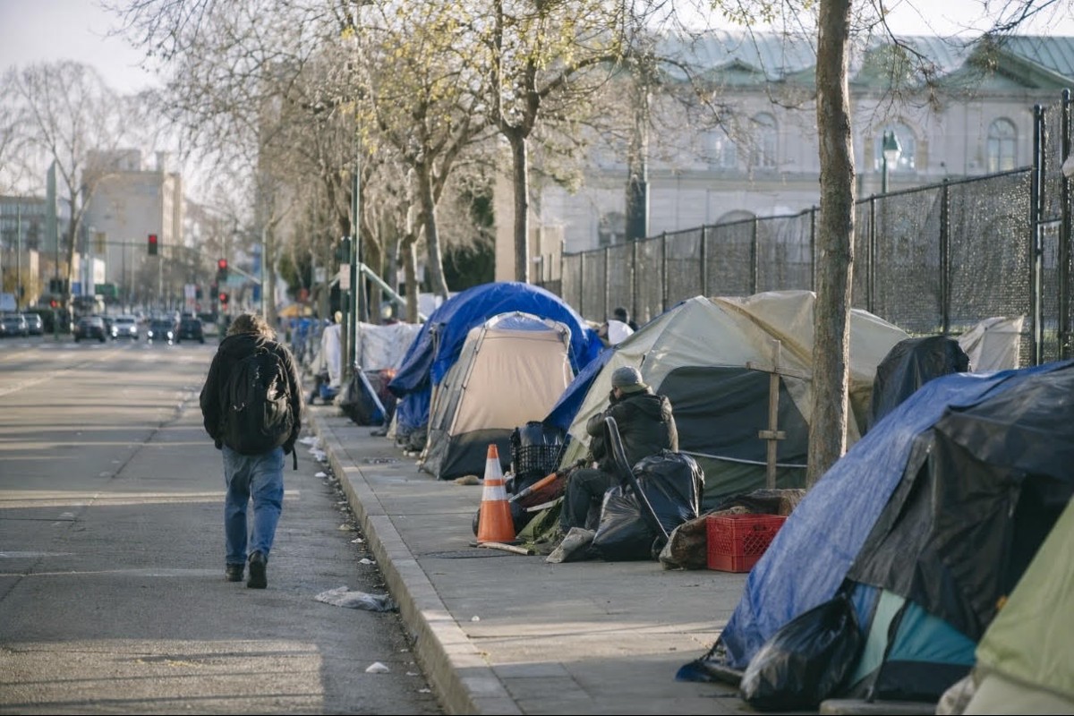 Bydlení v USA selhává, politici reagují represemi