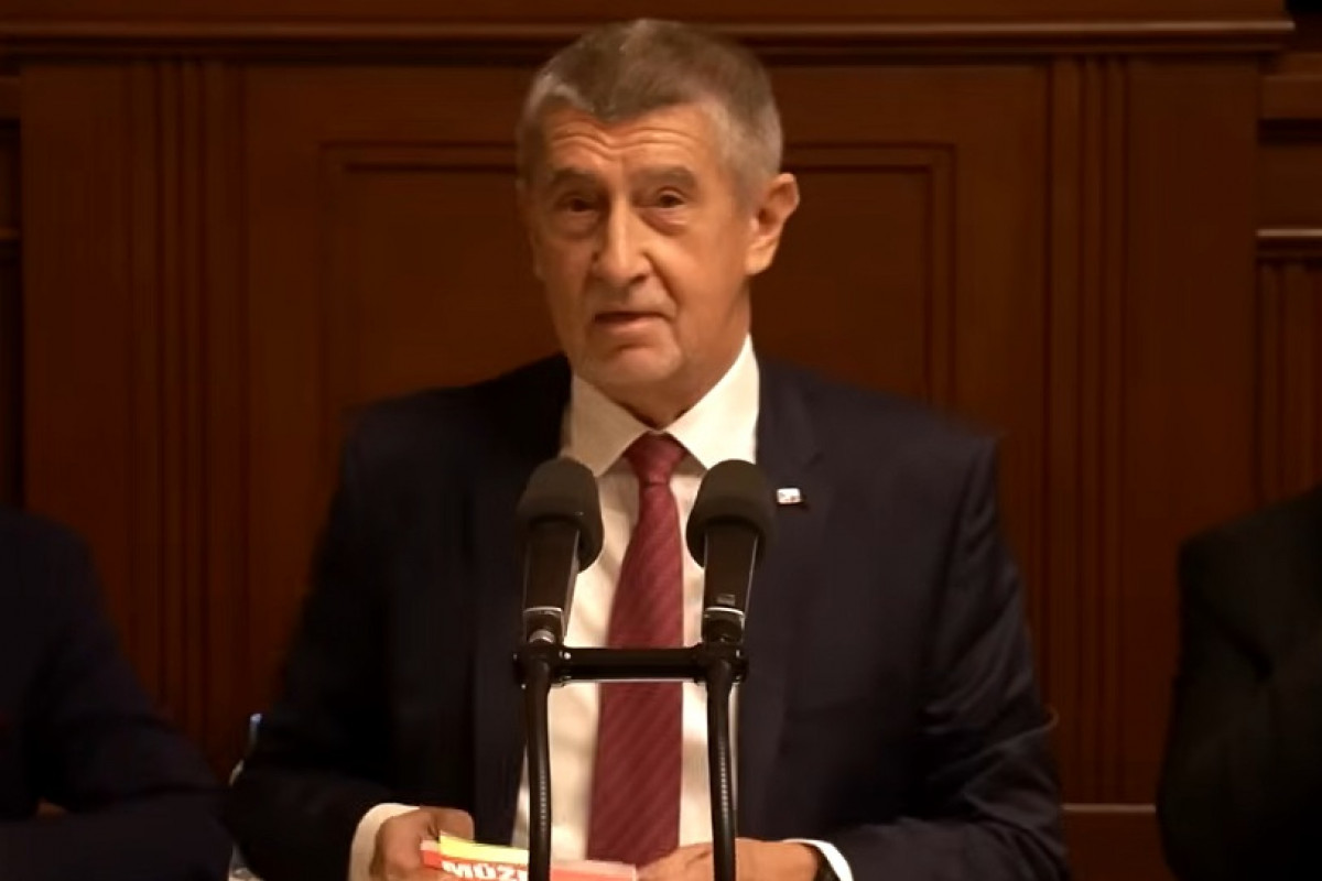 Křik, urážky a pak rána. Babiš otočil pirátskou interpelaci