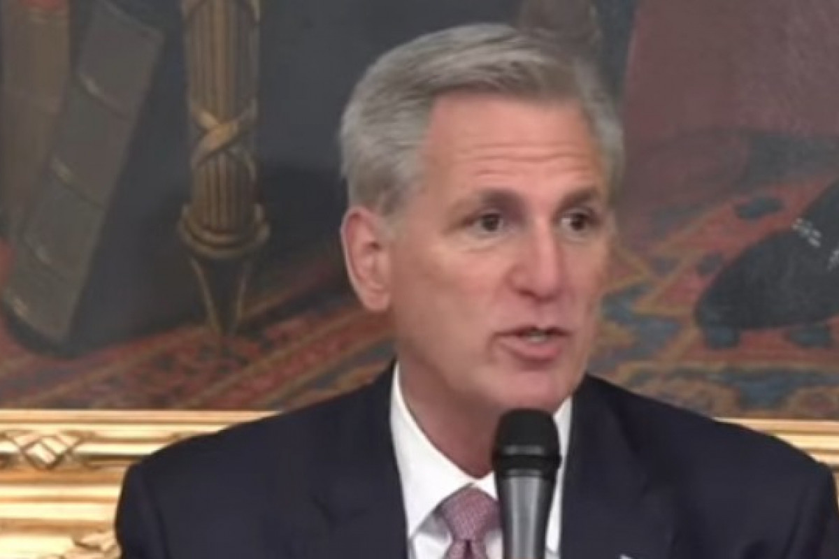 McCarthy: Nebudu automaticky razítkem pro Ukrajinu, jak chce Biden
