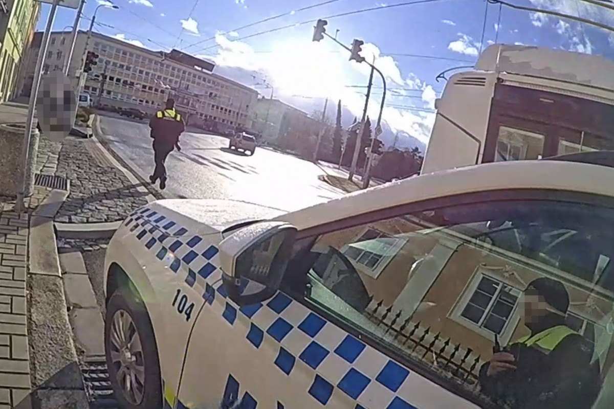 Čes.Budějovice: Strážníci zachránili muže při náhlé příhodě na ulici