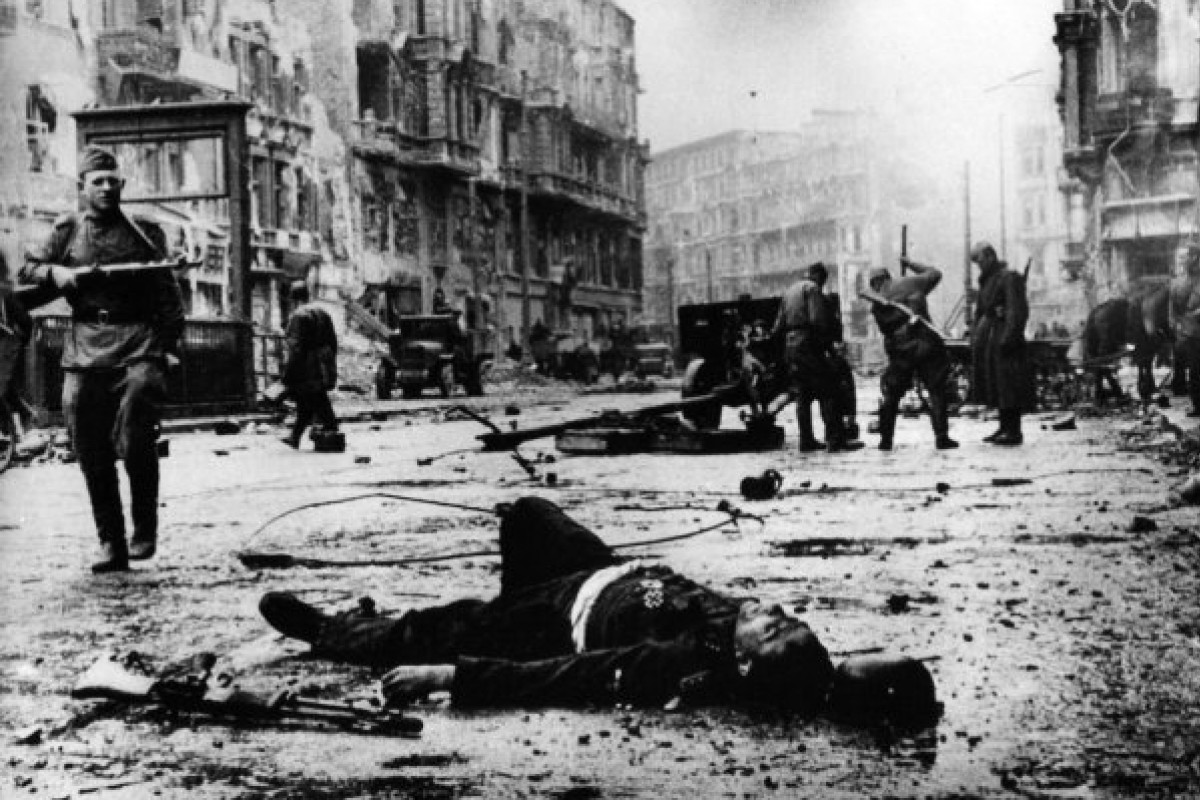 Dělení osvoboditelů na ‚dobré‘ a ‚zlé‘ se rovná zneužívání historie pro krátkodobé politické cíle Dělení osvoboditelů na ‚dobré‘ a ‚zlé‘ se rovná zneužívání historie pro krátkodobé politické cíle