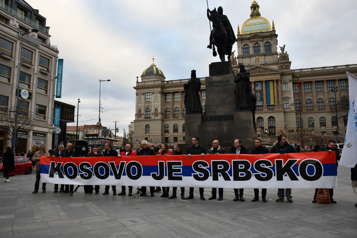 Srbské vlajky na Václavském náměstí a důvod?   Kosovo je Srbsko