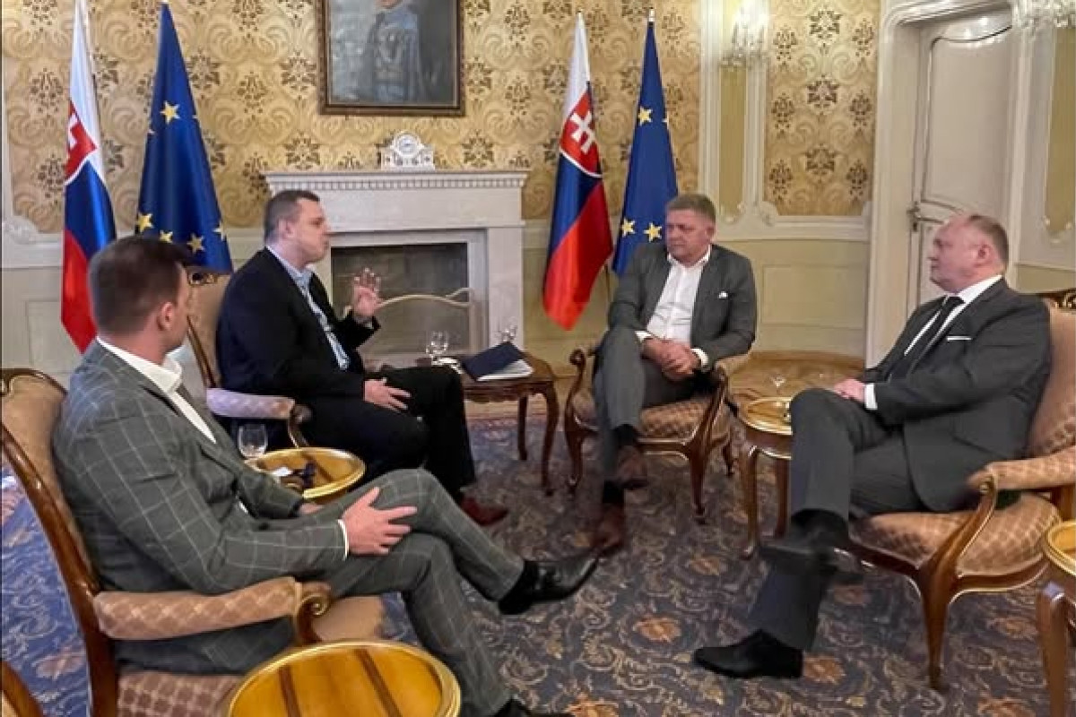 Fico rok po atentátu. Kéž by se i ČR dočkala takového premiéra, píše Hašek