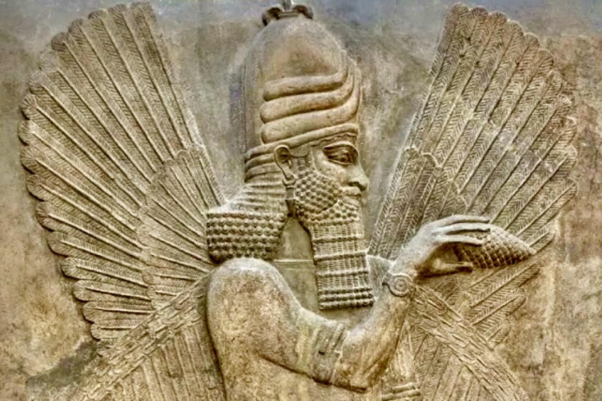 Tajemství šišky v rukou Anunnaki a její spojitost s Vatikánem Tajemství šišky v rukou Anunnaki a její spojitost s Vatikánem