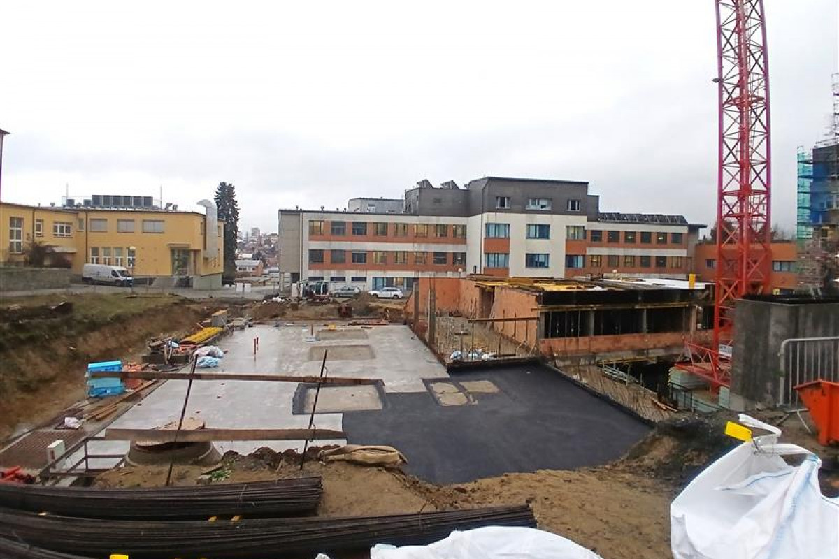 V areálu novoměstské nemocnice roste nová budova dialýzy