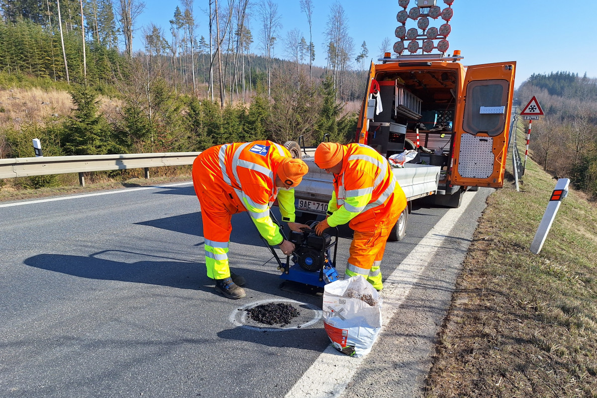 Rychlá rota se pustila do oprav výtluků na Vysočině
