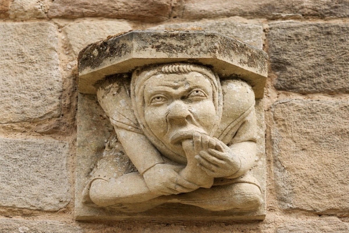 Kamenná výčitka středověku. Noha v ústech varuje dodnes