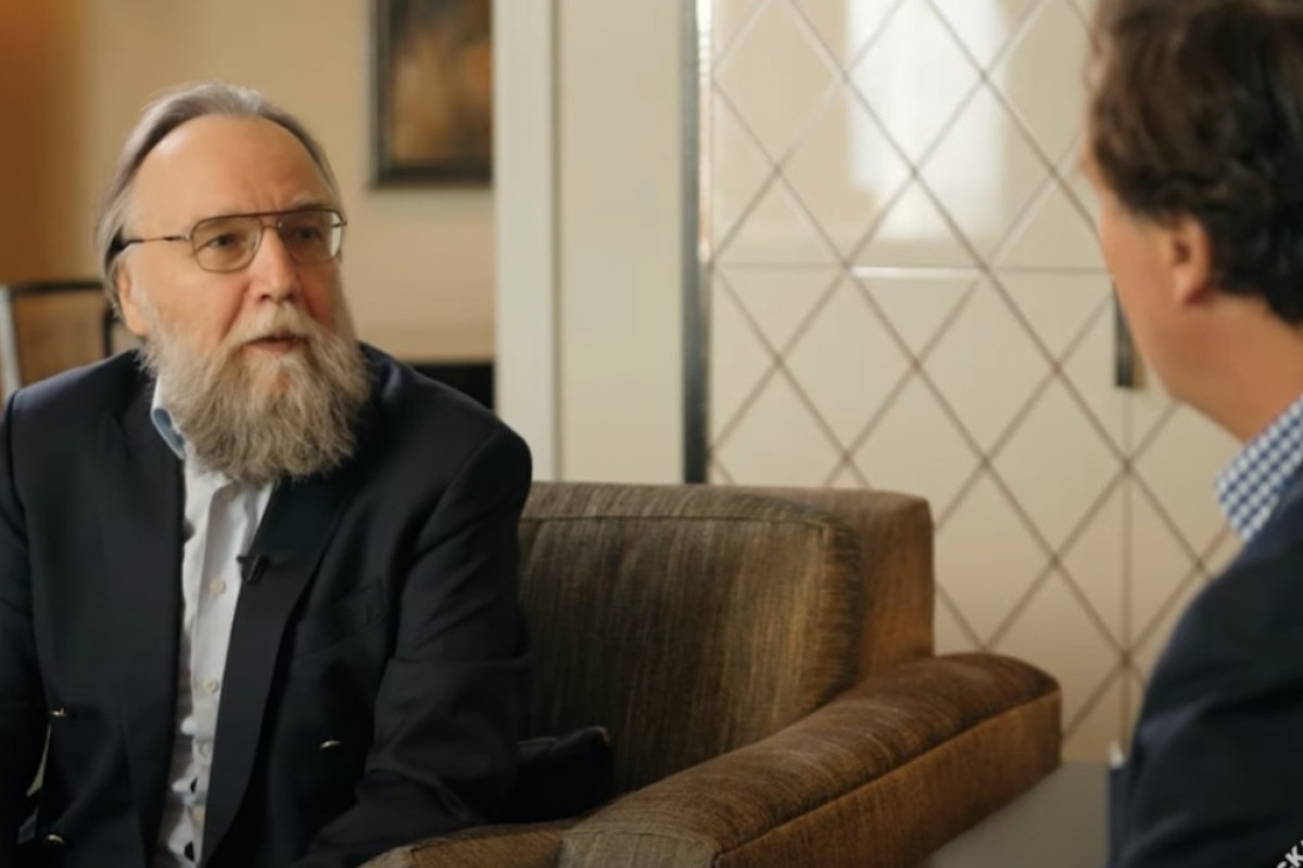 Tucker Carlson v Aleksandr Dugin: Lidstvo je na cestě k transhumanismu