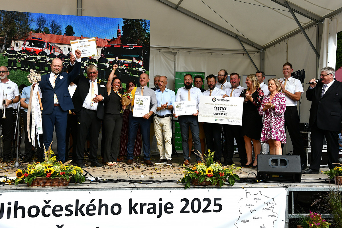 Čestice převzaly Zlatou stuhu pro Vesnici roku Jihočeského kraje