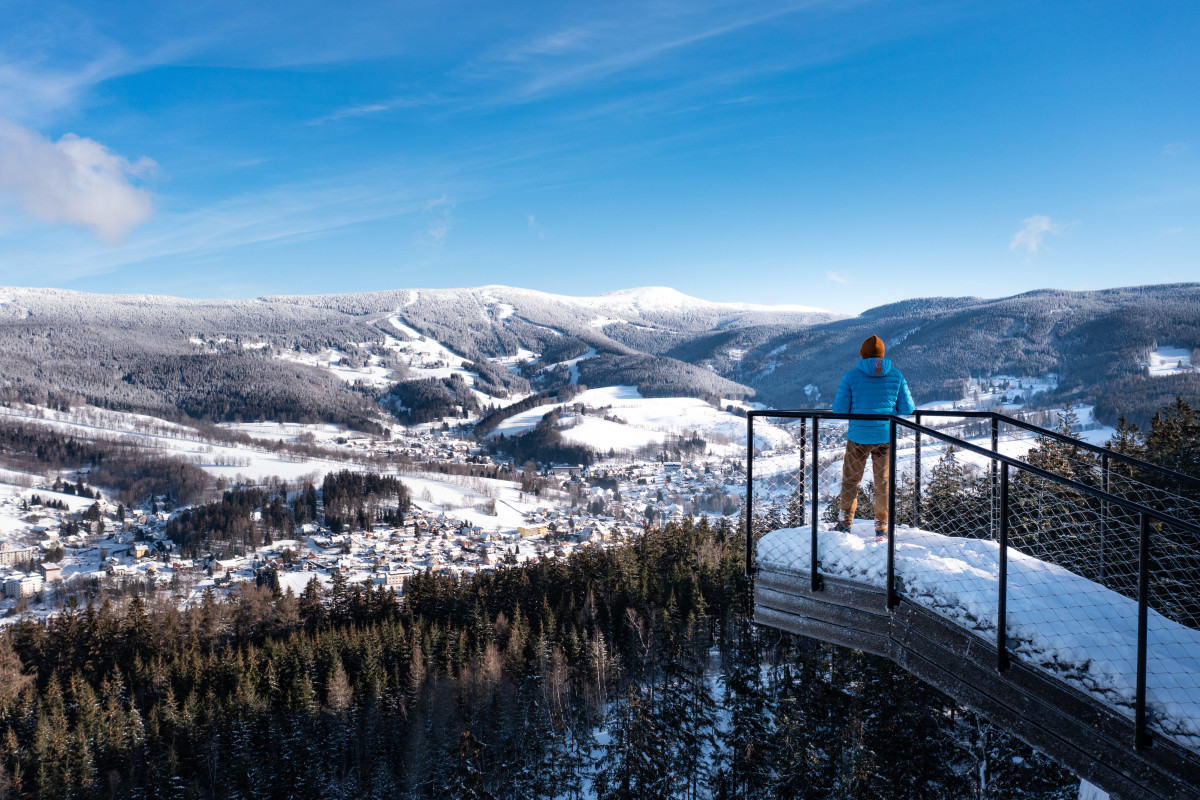 Levnější skipasy a širší sjezdovky. Lyžaře v Krkonoších čekají novinky Levnější skipasy a širší sjezdovky. Lyžaře v Krkonoších čekají novinky